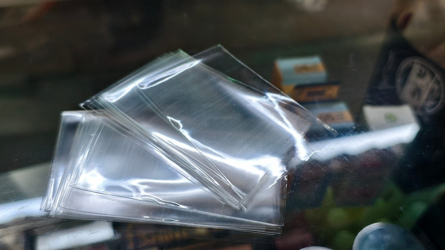 Jak delikatnie czyścić karty pokemon z drobnych zabrudzeń? Dozwolone i zakazane metody.