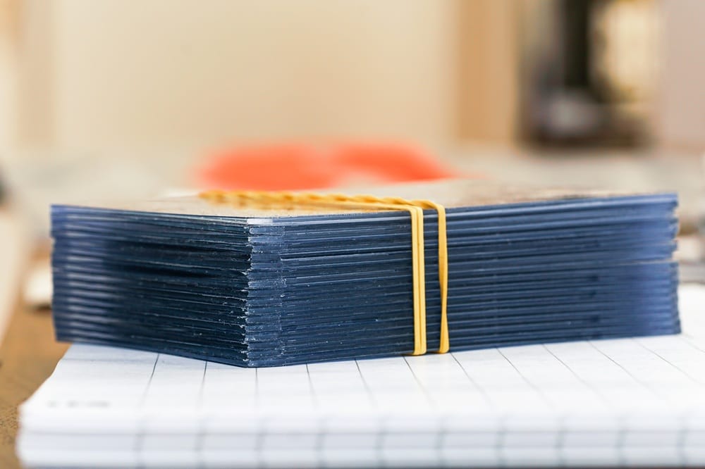 Centering, whitening i print lines - jak samodzielnie i surowo ocenić stan karty pod lupą przed wysyłką na profesjonalny grading?